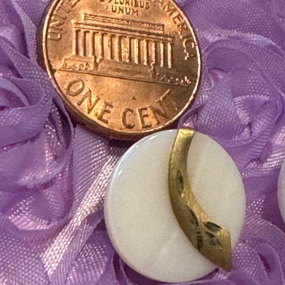 Mother of pearl disc earrings w/ 14k gold diamond- cut accents & posts - Picture 4 of 6